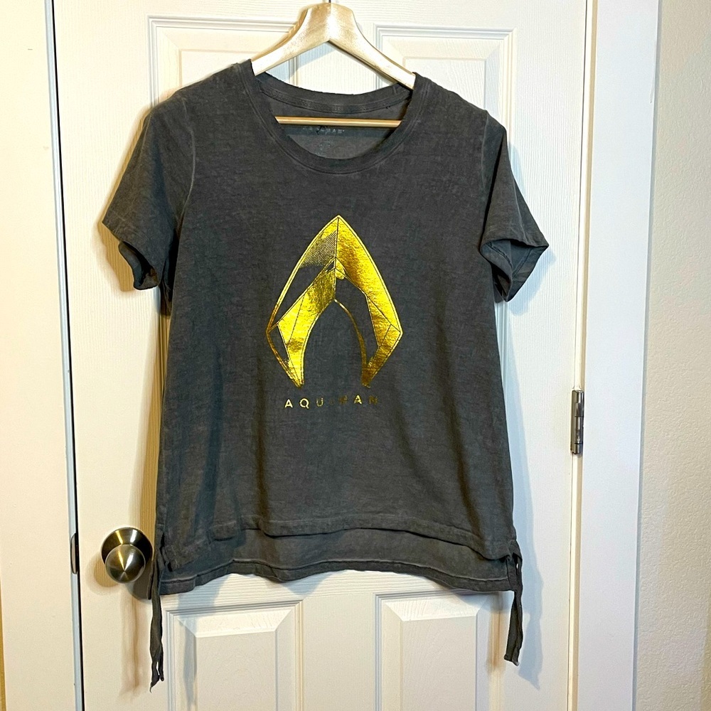 Her Universe gold Aquaman logo w/ side tie scoop neck distressed tee sz XL